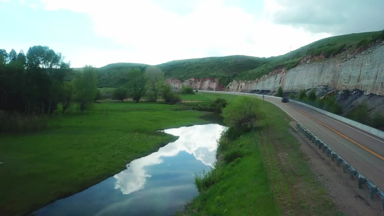 空中拍摄的皮卡车在公路上通过山对天空-比林斯，蒙大拿州视频素材