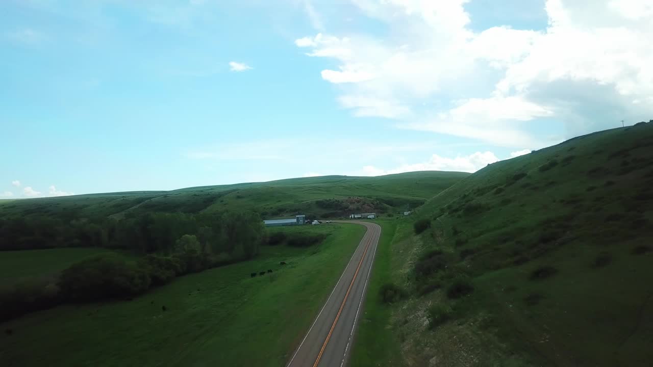 空中向前拍摄的道路通过山对天空-比林斯，蒙大拿州视频素材