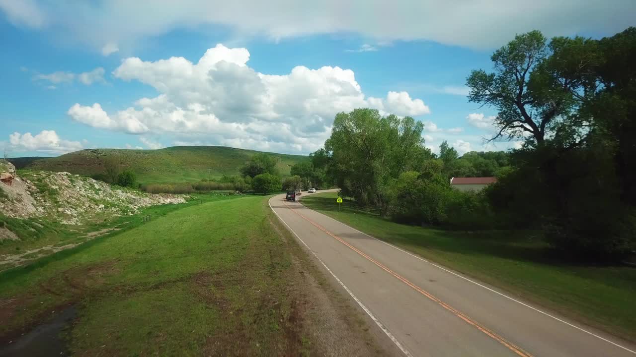 空中拍摄的皮卡车行驶在道路上，无人机向前飞行在景观-比林斯，蒙大拿州视频素材