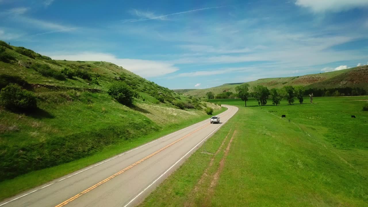 空中拍摄的皮卡车在公路上移动对天空在晴朗的日子-比林斯，蒙大拿州视频素材