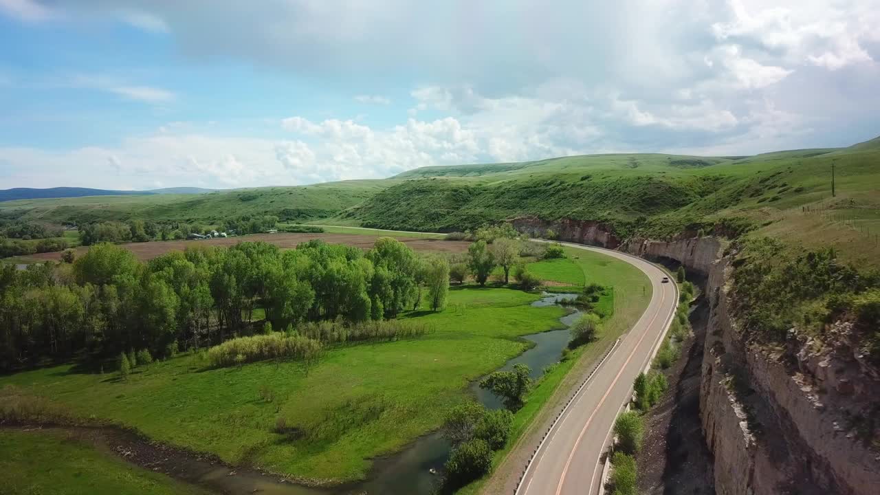 空中下降拍摄的皮卡在道路上移动，无人机飞越景观-比林斯，蒙大拿州视频素材