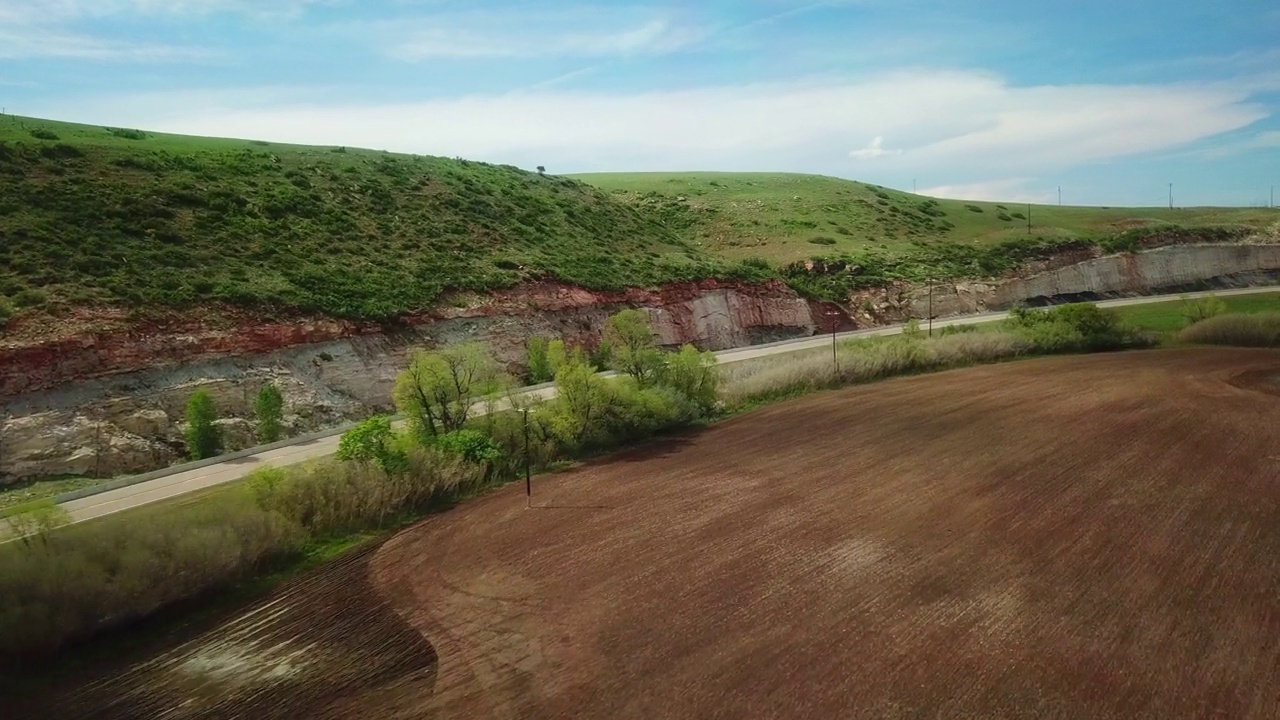 空中拍摄的皮卡车行驶在公路上的山对天空-比林斯，蒙大拿州视频素材