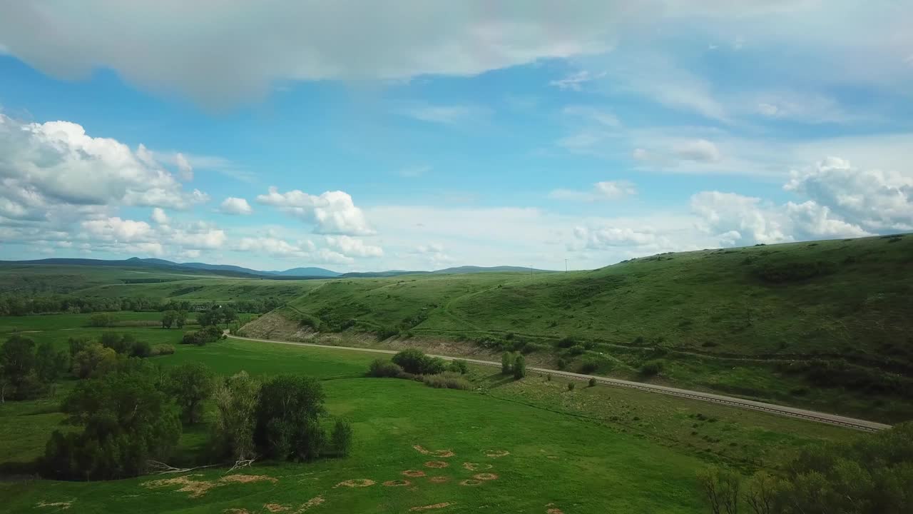 空中拍摄的风景优美的绿色景观对天空，无人机飞越树木-比林斯，蒙大拿州视频素材