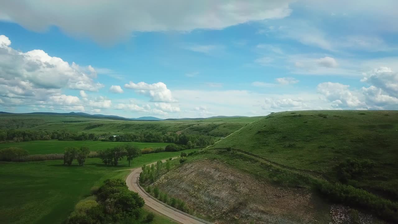 空中拍摄的风景绿山对天空，无人机飞越景观-比林斯，蒙大拿州视频素材