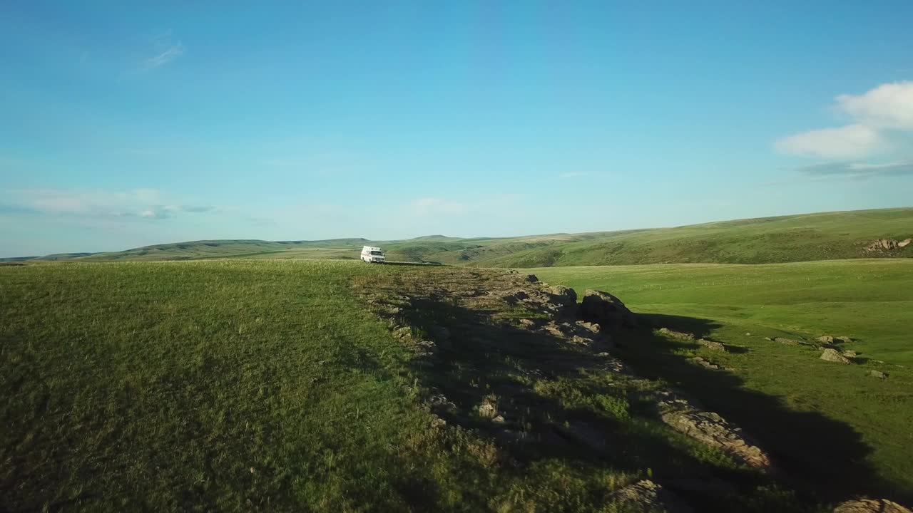 在风景优美的绿色景观上的空中向后拍摄，无人机在蒙大拿州比林斯上空飞行视频素材