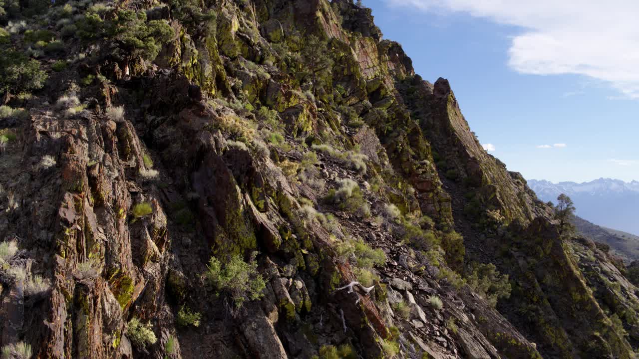 空中拍摄的岩石山脉对天空，无人机降落在陆地-阿拉巴马山，加利福尼亚州视频素材