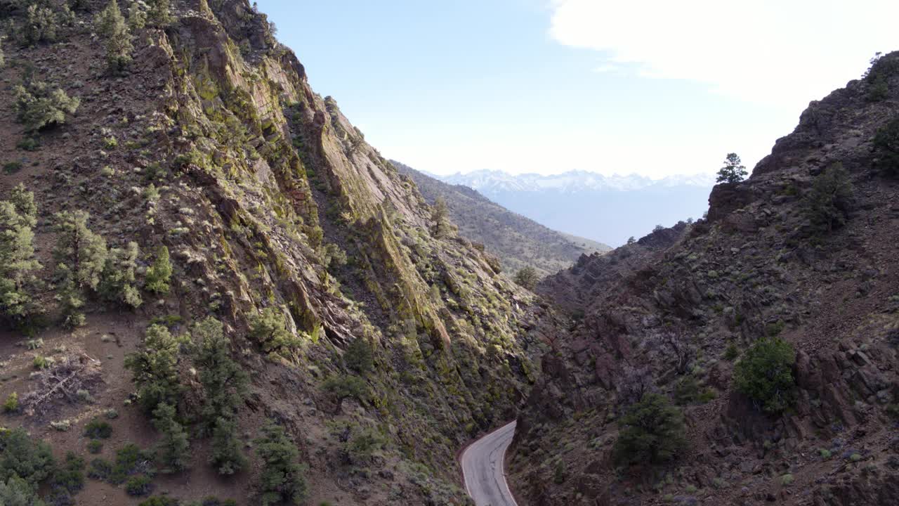 航拍的道路在落基山脉，无人机飞行向前的景观-阿拉巴马山，加利福尼亚州视频素材