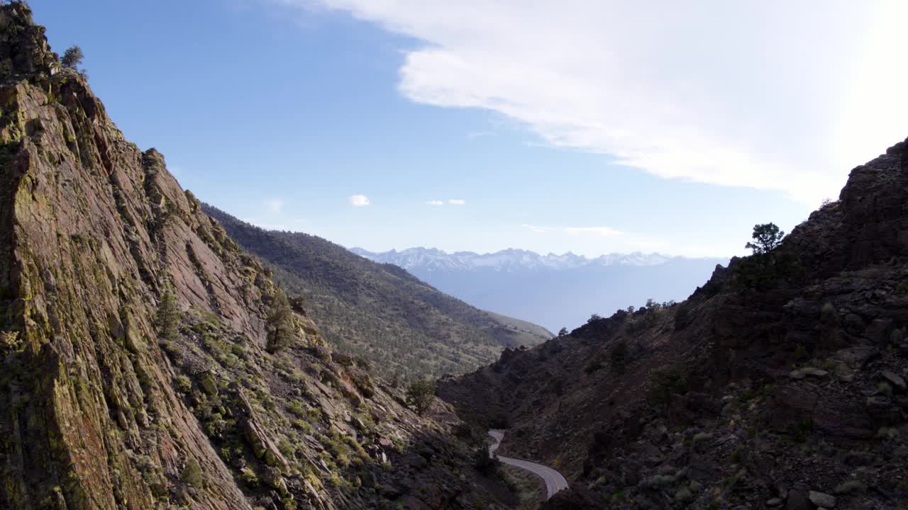 航拍的道路通过落基山脉，无人机在景观平移-阿拉巴马山，加州视频素材