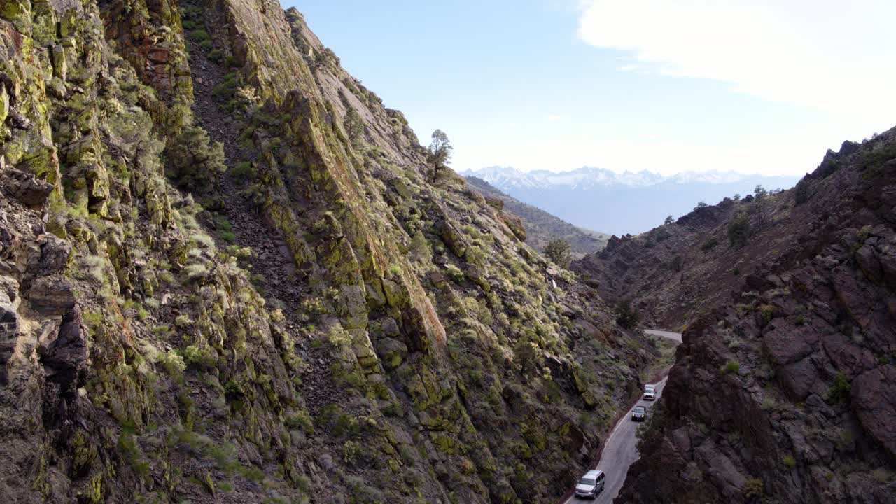 在落基山脉的道路上移动的车辆航拍，无人机在景观上向后飞行-阿拉巴马山，加利福尼亚视频素材