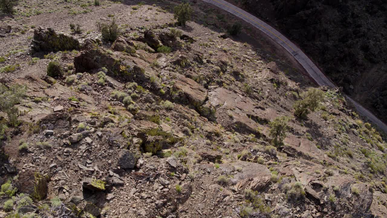 空中拍摄的空旷道路在落基山脉，无人机飞越景观-阿拉巴马山，加利福尼亚州视频素材