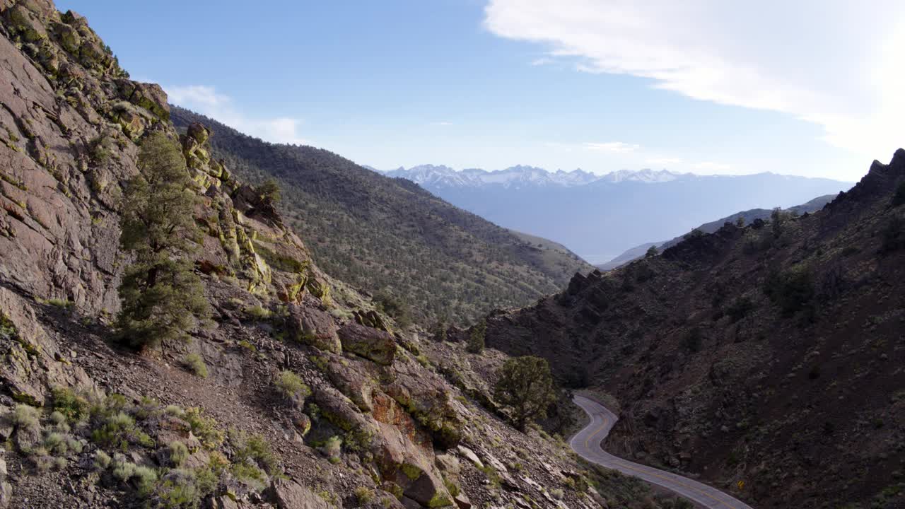 空中拍摄的汽车在山路上移动，无人机在景观上向后飞行-阿拉巴马山，加利福尼亚视频素材