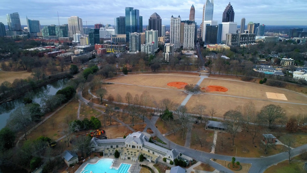 在多云的天空下，空中倾斜拍摄的城市湖泊和建筑物附近的地面-亚特兰大，乔治亚州视频素材