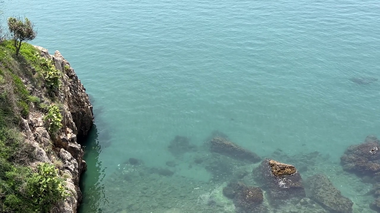 夏天的海和岩石海滩。视频素材