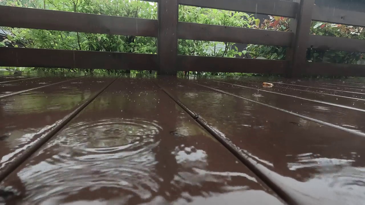 下雨天在木甲板上视频素材