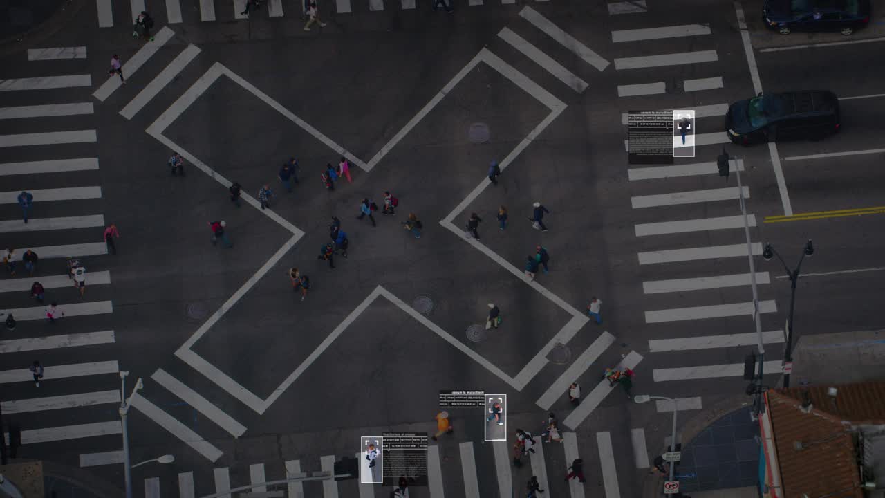 人行横道上挤满了人。监控界面采用人工智能和面部识别系统对个人数据进行分类。深度学习。视频素材