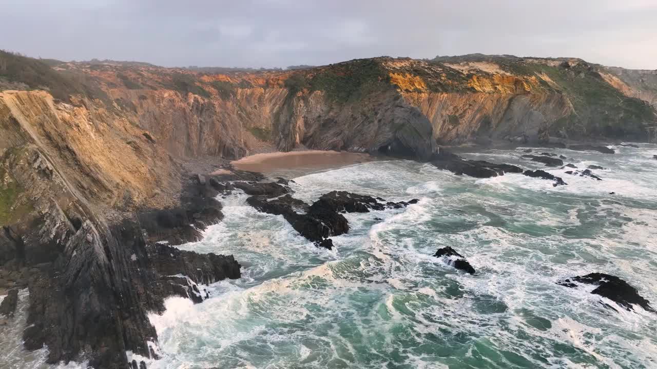 葡萄牙悬崖和海滩的航拍画面。轮值表Vicentina。慢动作海洋视频素材