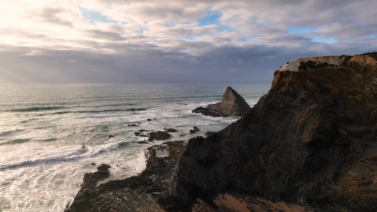 葡萄牙悬崖和海滩的航拍画面。轮值表Vicentina。慢动作海洋视频素材