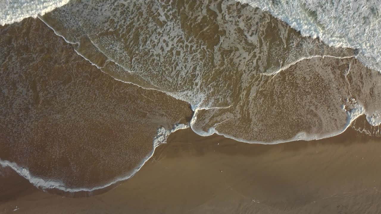 海景和海浪在海滩上的区域视图-股票视频- 4K视频下载