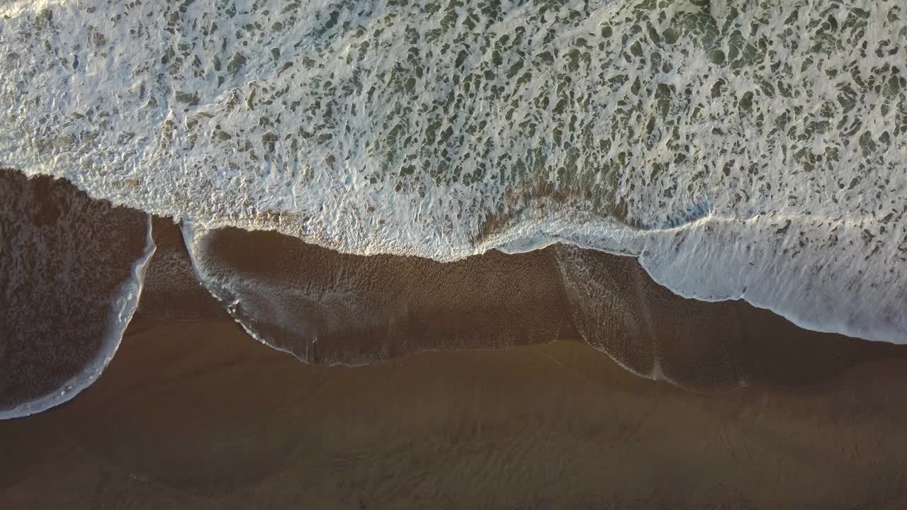 海景和海浪在海滩上的区域视图-股票视频- 4K视频下载