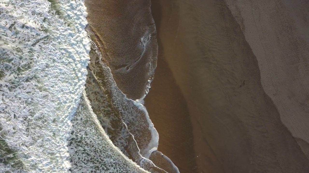 海景和海浪在海滩上的区域视图-股票视频- 4K视频下载