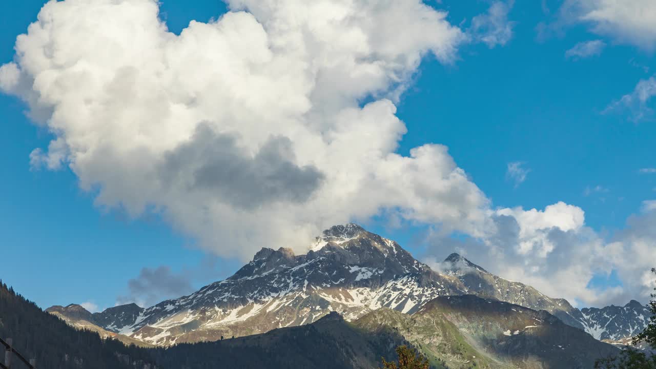 飘舞的云在山上的时间流逝。山的风景。皮尔山，阿尔卑斯山脉的阿尔布拉山脉，萨沃宁，苏尔斯，格劳勃<s:1>恩登州视频素材