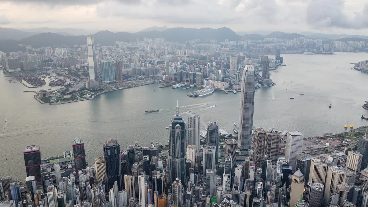 香港岛市景，无人机航拍昼夜超缩延时。金融区摩天大楼林立，维多利亚港的船舶运输。亚洲旅游旅游地标视频素材