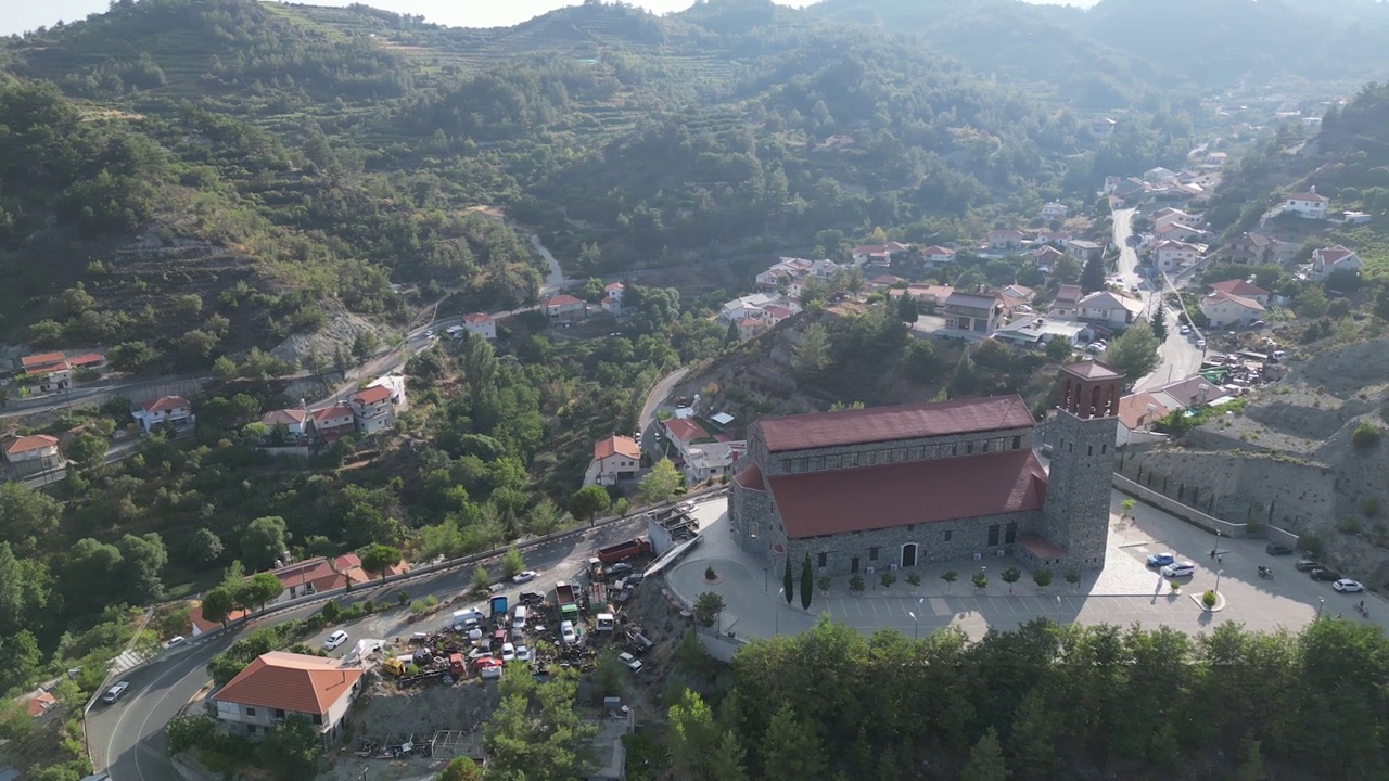 地中海塞浦路斯岛上的老村庄，教堂钟航拍照片视频素材