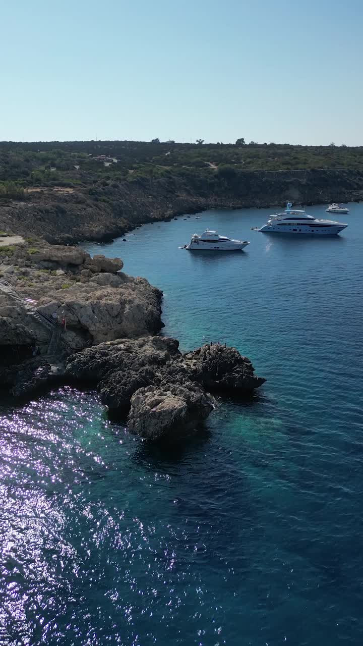 地中海塞浦路斯岛上的老教堂边缘航拍视频素材