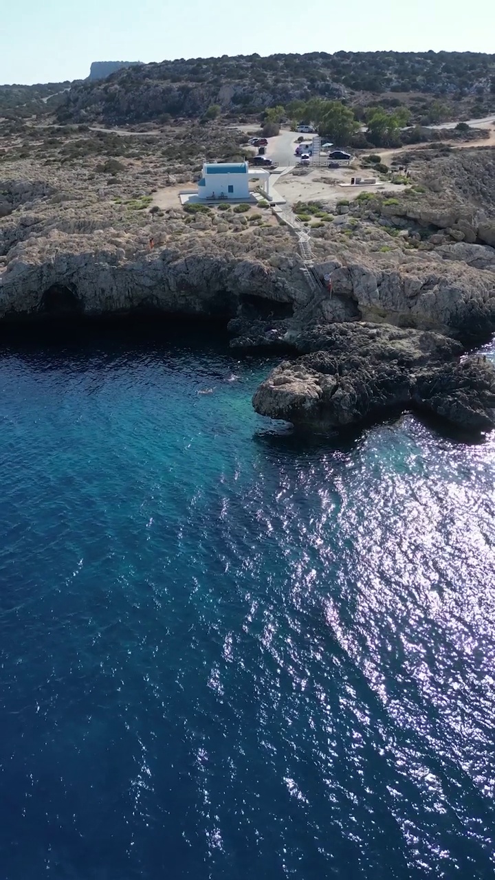 地中海塞浦路斯岛上的老教堂边缘航拍视频素材