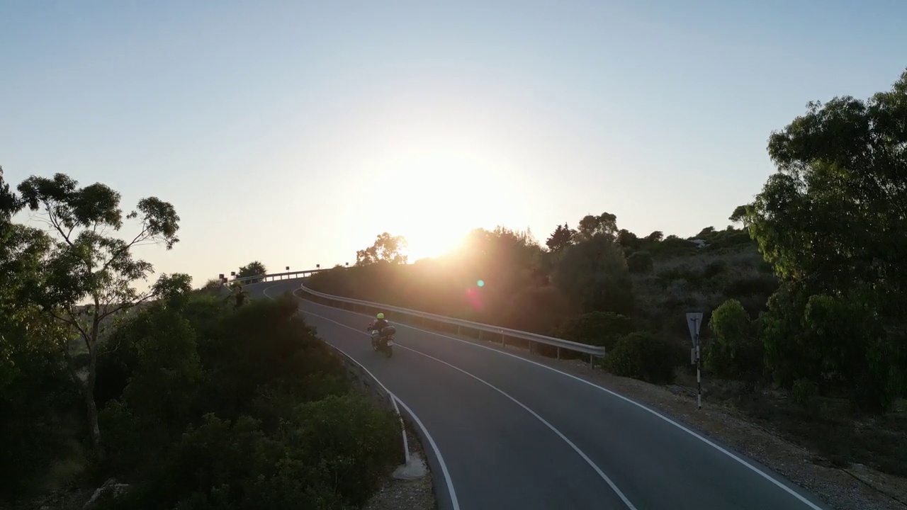 地中海海滨沙滩夕阳航拍汽车视频下载