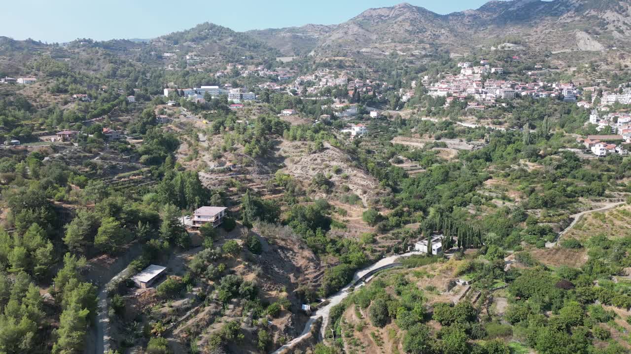 地中海岛屿上的老村庄，有教堂钟的航拍照片视频素材