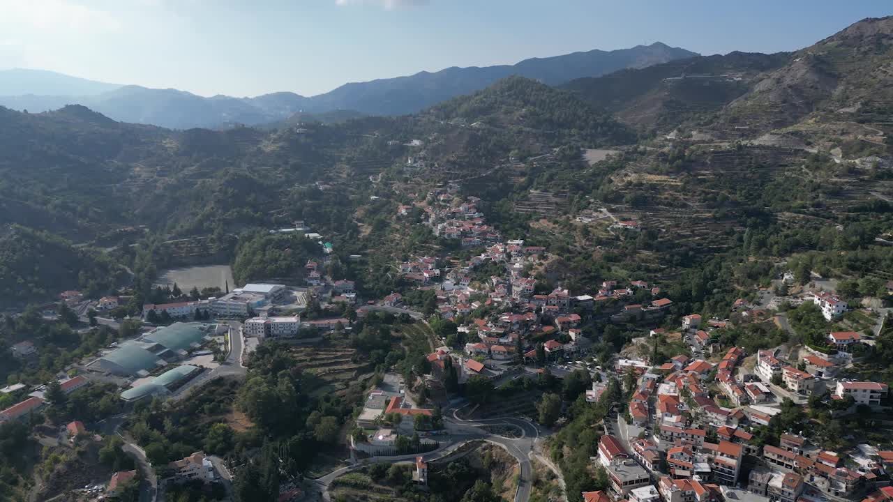 地中海岛屿上的老村庄，有教堂钟的航拍照片视频素材