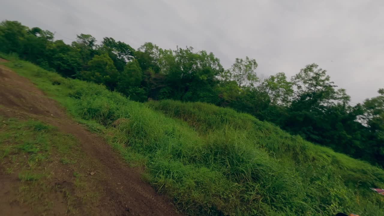 极端摩托车越野赛车手泵哈勃水坑轨道摩托车骑男性速度比赛视频素材