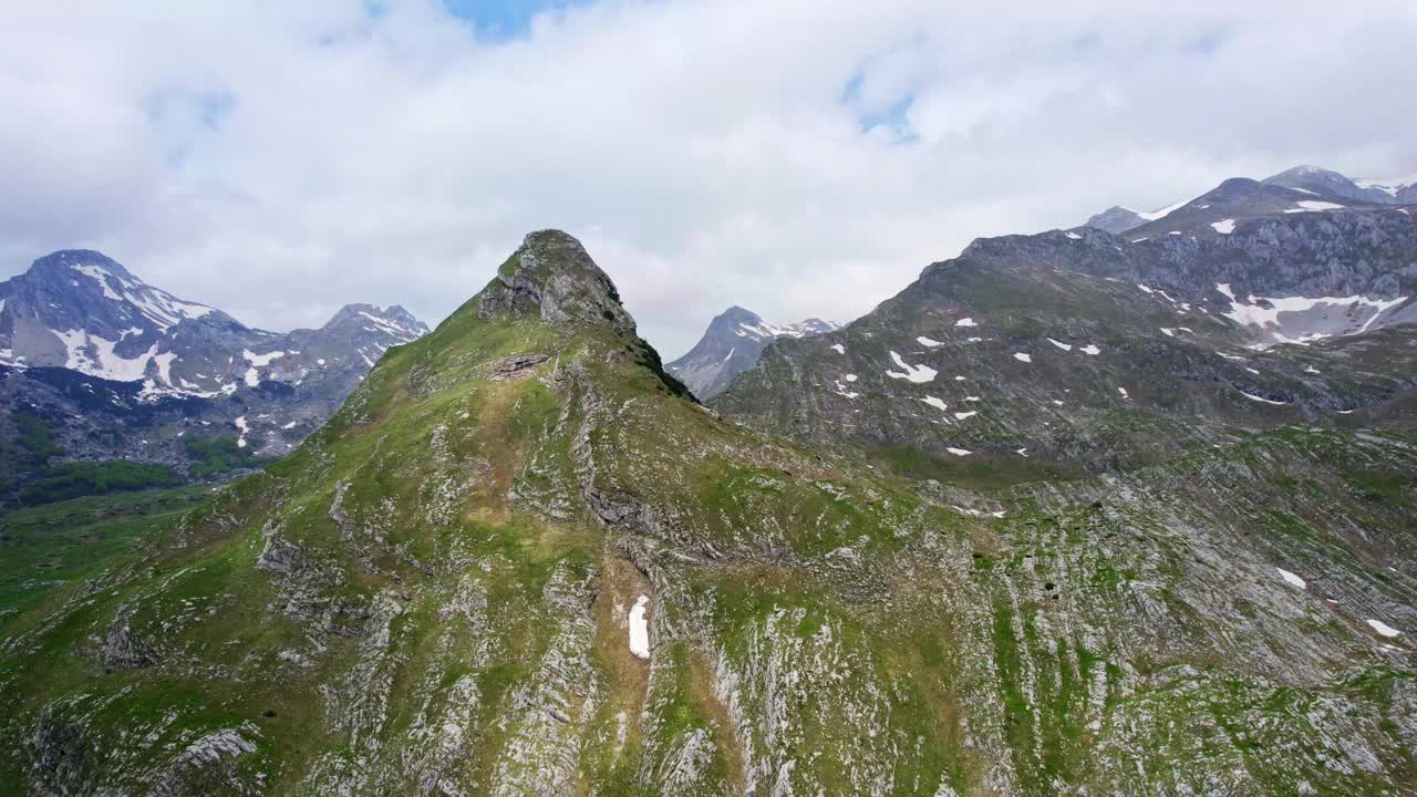 春天的山峰，背景是残留的雪视频素材