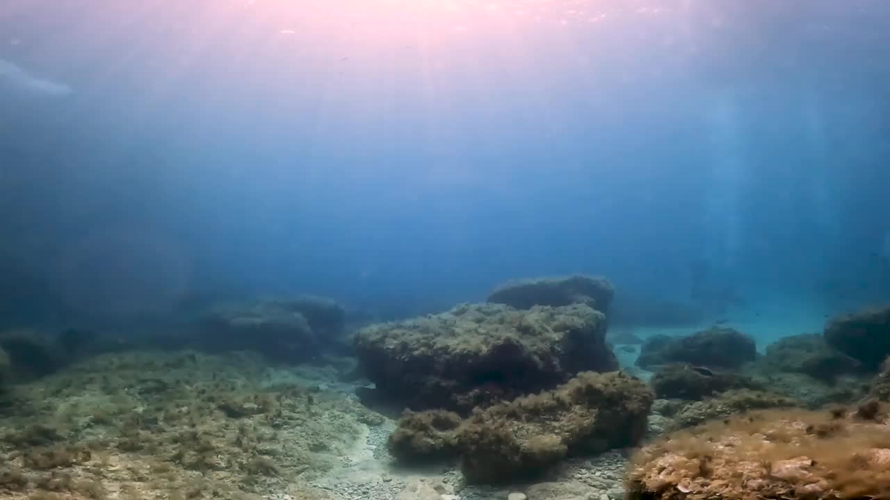 这是一段4k视频，记录了地中海科米诺岩石上的自然阳光视频素材