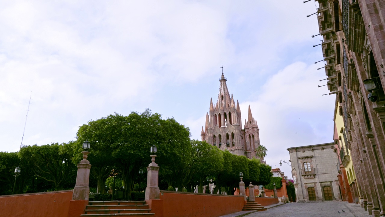 圣米格尔大教堂Arcángel，圣米格尔Parroquia de San Miguel Arcángel和阿连德广场，鸽子在日出时飞来飞，这是墨西哥圣米格尔德阿连德市历史中心的主要花园。视频素材