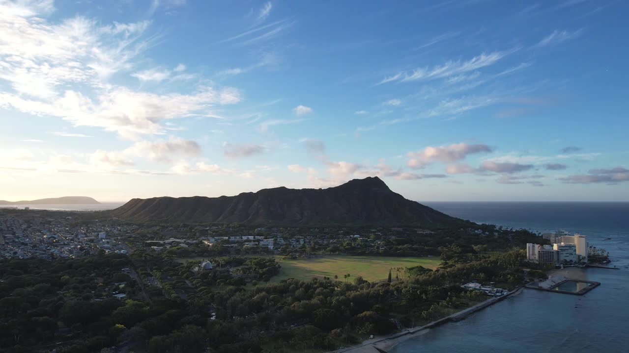 夏威夷火奴鲁鲁威基基的日出，太阳从著名的钻石峰后面升起视频下载