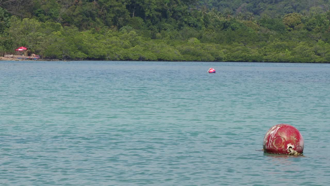 湛蓝的海水，平静的涟漪。泰国昌岛美丽的风景和海浪。清澈的海水在美丽的海滩上荡漾。视频素材