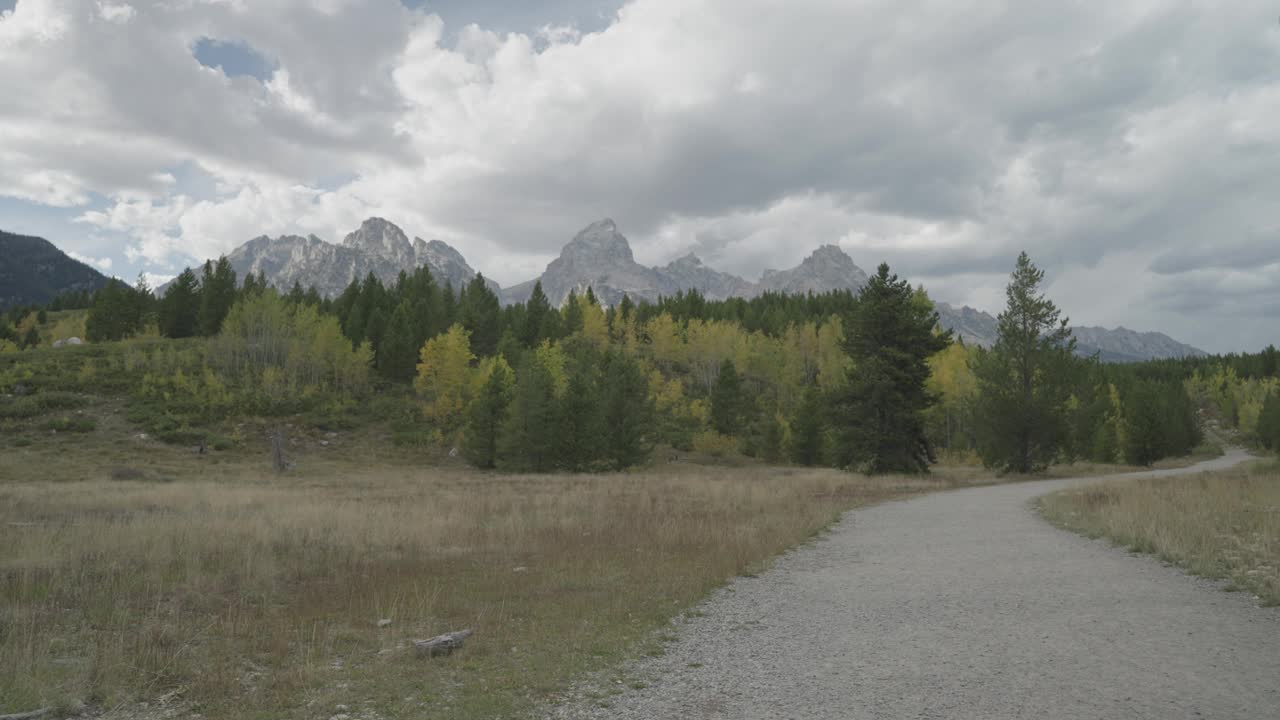 徒步旅行塔格特湖步道，美丽的树木和大提顿峰高耸的背景视频素材