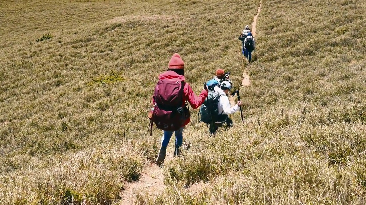 徒步旅行者独自走在山顶上。视频素材