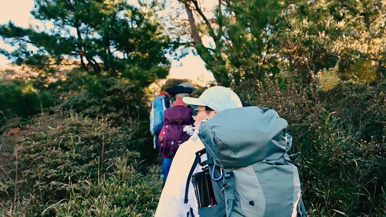 徒步旅行者独自走在山顶上。视频素材