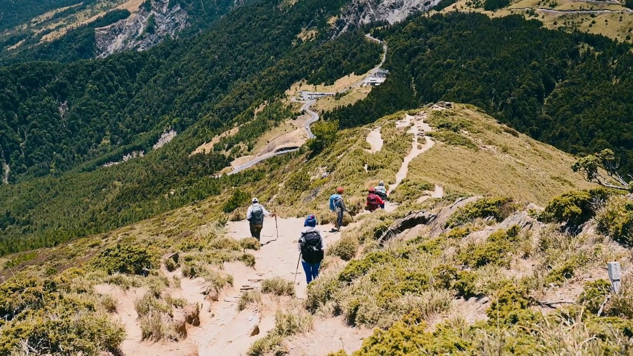 徒步旅行者独自走在山顶上。视频素材