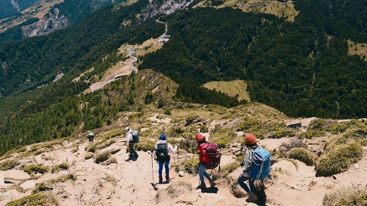 徒步旅行者独自走在山顶上。视频素材