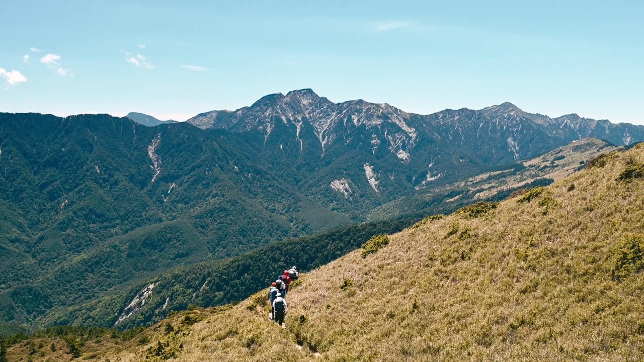 徒步旅行者独自走在山顶上。视频素材