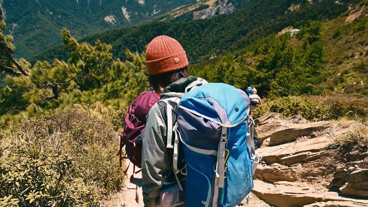 徒步旅行者独自走在山顶上。视频素材