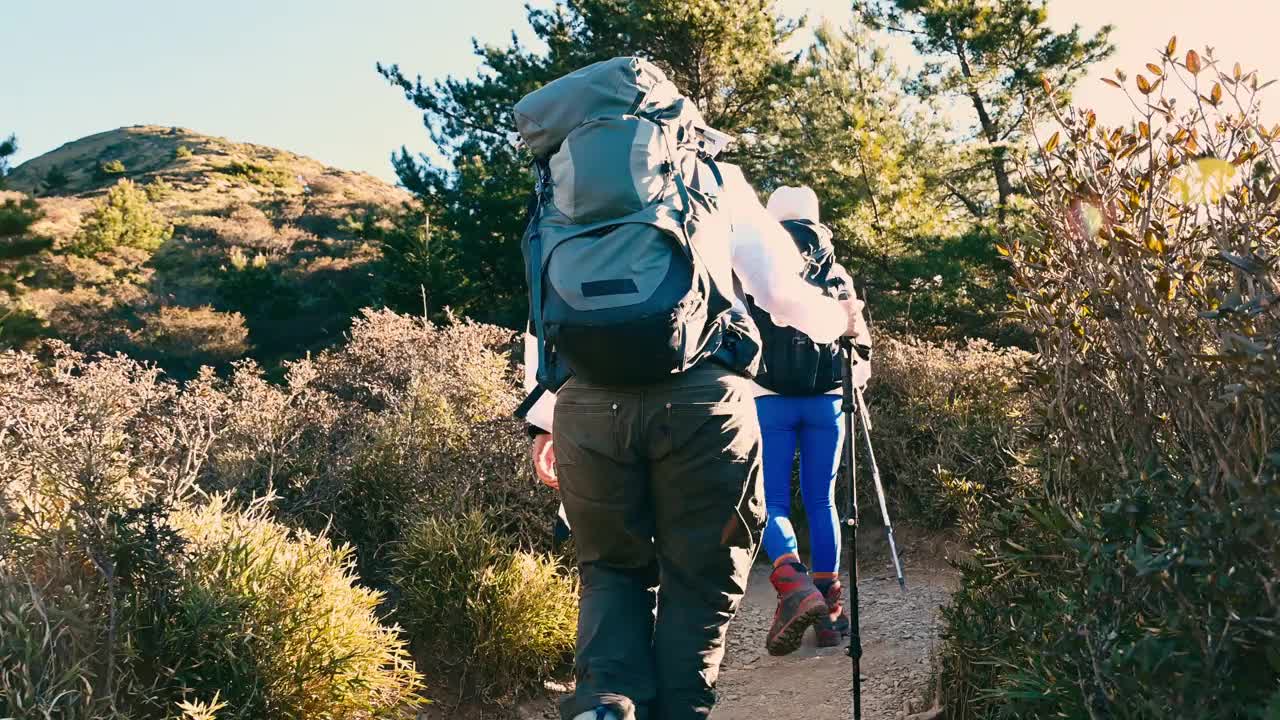 徒步旅行者独自走在山顶上。视频素材