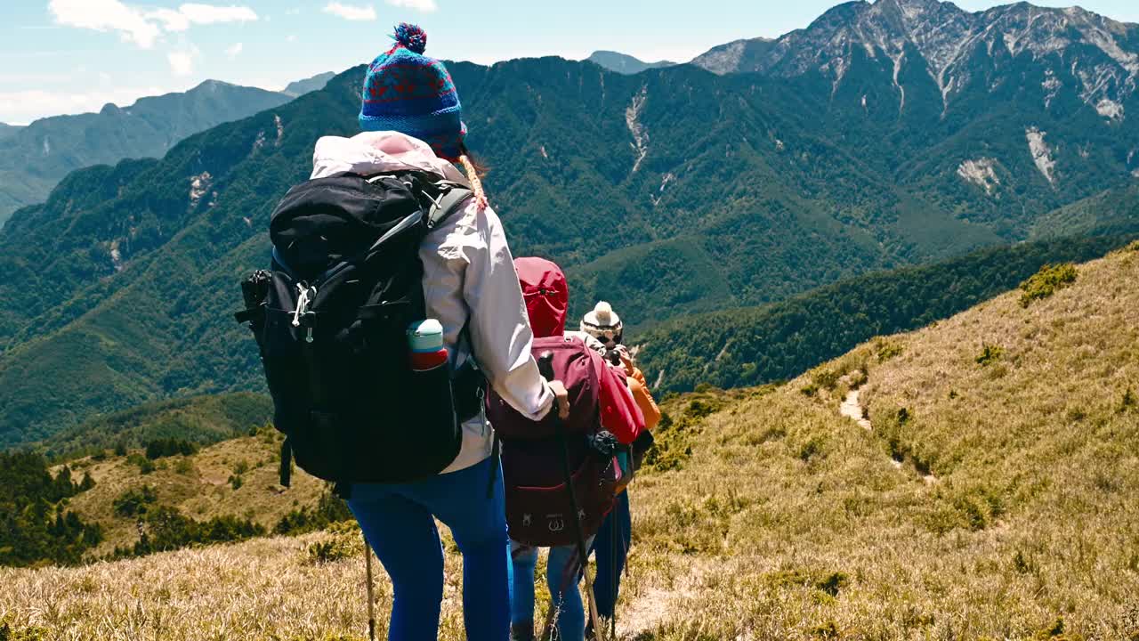 徒步旅行者独自走在山顶上。视频素材