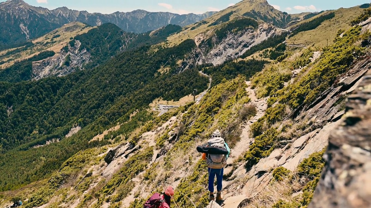 徒步旅行者独自走在山顶上。视频素材