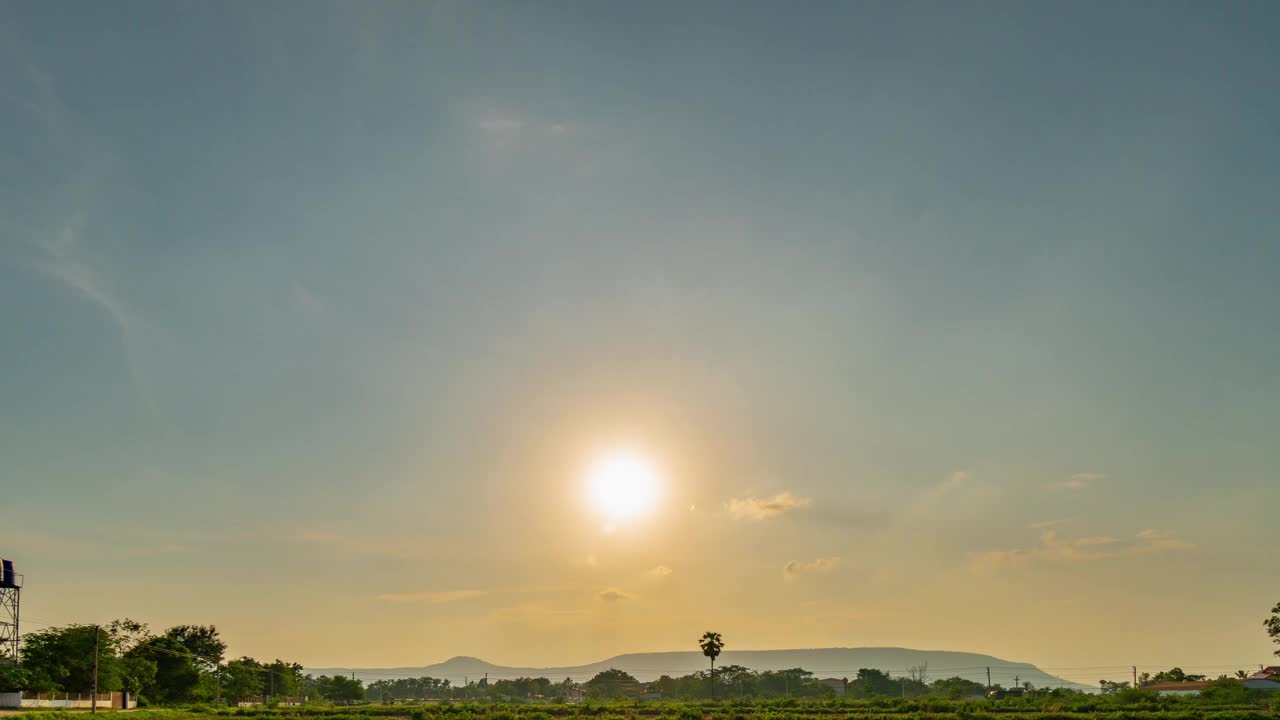 自然场景和日落在农村与天空的云，泰国，4K延时。视频素材