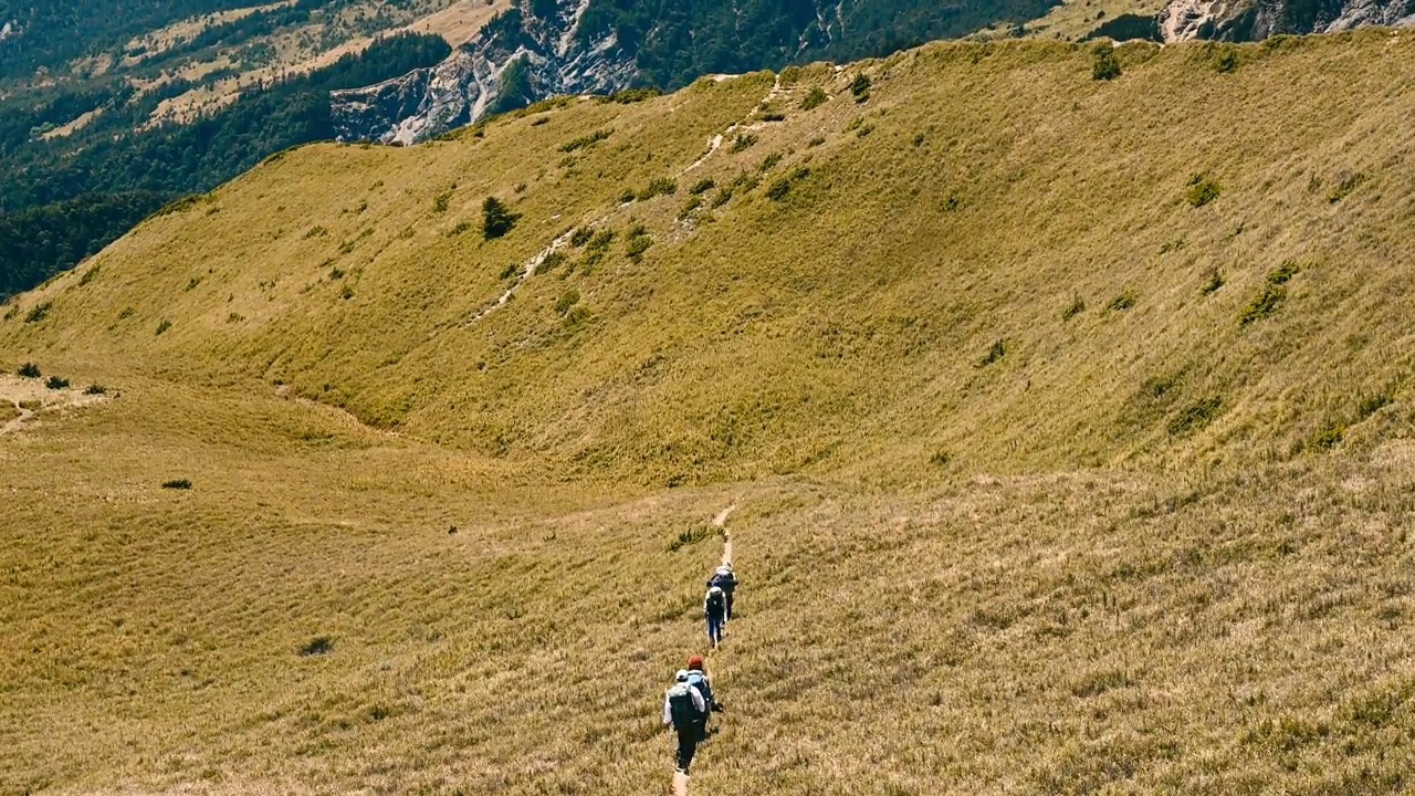 徒步旅行者独自走在山顶上。视频素材